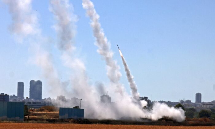 El sistema de defensa aérea  "Cúpula de Hierro" de Israel se activa para interceptar un cohete lanzado desde la Franja de Gaza, controlada por el movimiento palestino Hamas, sobre la ciudad de Ashdod, en el sur de Israel, el 12 de mayo de 2021. (Emmanuel Dunand/AFP vía Getty Images)