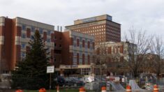Hospitales de Michigan escasos de personal, recortan empleados y camas en medio de oleada de pacientes