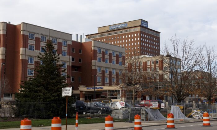 Una vista de la entrada principal del Hospital Henry Ford en Detroit, Michigan, el 8 de abril de 2020. (Elaine Cromie/Getty Images)