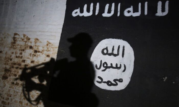 Mural con el logotipo del grupo terrorista ISIS. (Ahmad Al-Rubaye/AFP vía Getty Images)