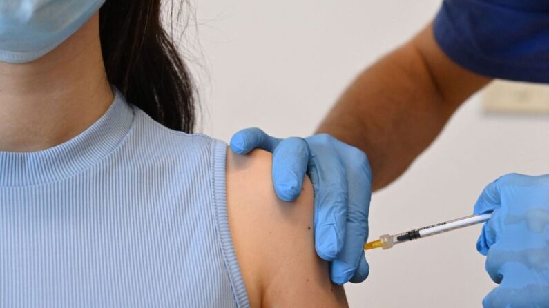 Una mujer es vacunada contra el COVID-19 en la isla Pelagie, de Lampedusa, en el sur de Italia, el 15 de mayo de 2021. (Alberto Pizzoli/AFP vía Getty Images)