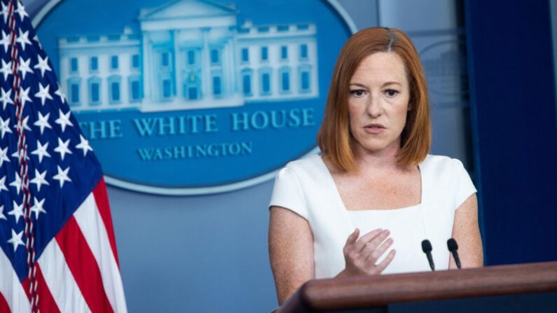La secretaria de prensa de la Casa Blanca, Jen Psaki, ofrece una rueda de prensa en la Sala de Prensa Brady de la Casa Blanca, en Washington, el 8 de julio de 2021. (Saul Loeb/AFP vía Getty Images)
