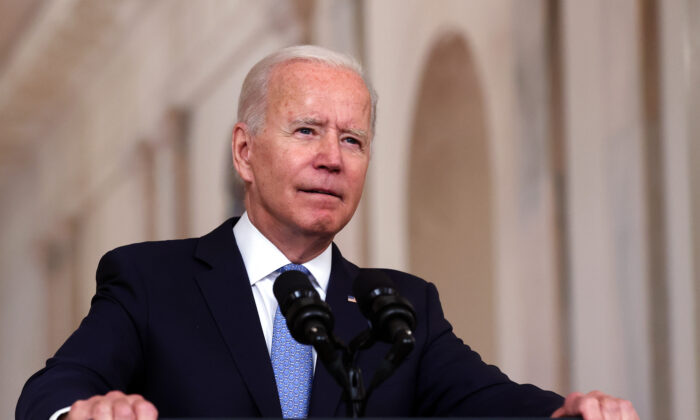 El presidente Joe Biden pronuncia declaraciones sobre el final de la guerra en Afganistán, en el Comedor Estatal de la Casa Blanca, en Washington, el 31 de agosto de 2021. (Chip Somodevilla/Getty Images)
