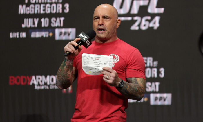 Joe Rogan en la ceremonia de pesaje UFC 264 en el T-Mobile Arena de Las Vegas (Nevada), el 9 de julio de 2021. (Stacy Revere/Getty Images)