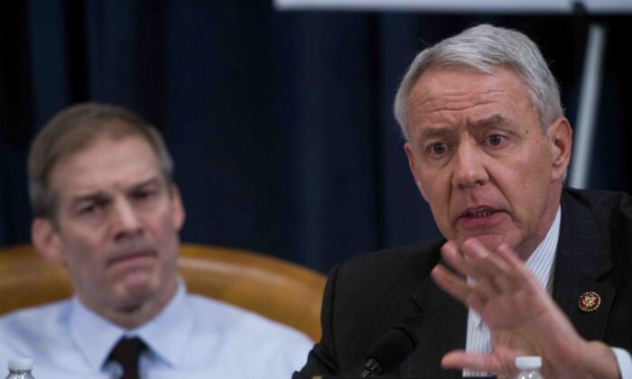 El representante Ken Buck (R-Colo.) a la derecha de esta foto de archivo. (Doug Mills-Pool/Getty Images)