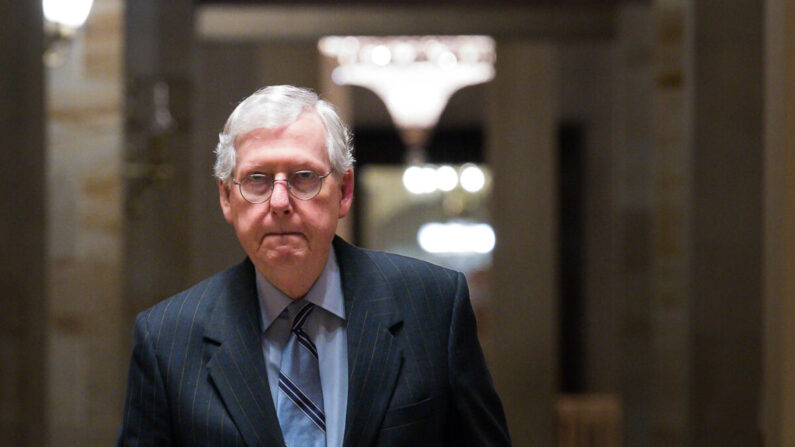 El líder de la minoría del Senado, Mitch McConnell (R-Ky.), se dirige hacia la Cámara del Senado en el Capitolio de los Estados Unidos el 11 de agosto de 2021. (Liz Lynch/Getty Images)