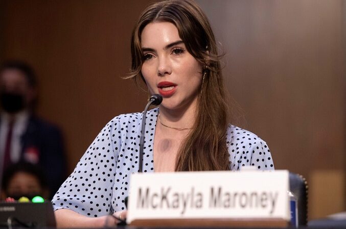 La gimnasta olímpica estadounidense McKayla Maroney testifica durante una audiencia judicial en el Senado sobre el informe del inspector general sobre la gestión del FBI en la investigación de Larry Nassar sobre abusos sexuales a gimnastas olímpicas, en el Capitolio, en Washington, el 15 de septiembre de 2021. (Saul Loeb/Pool vía Reuters)