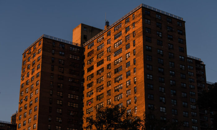 La luz del sol cae sobre el edificio Ebbett's Field, un complejo de viviendas de alquiler regulado en el vecindario Crown Heights, de Brooklyn, en la ciudad de Nueva York, el 29 de julio de 2020. (Scott Heins/Getty Images)