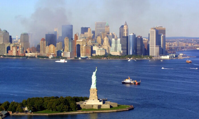 El humo sigue saliendo del destruido World Trade Center el 15 de septiembre de 2001. (KEITH MEYERS/AFP a través de Getty Images)