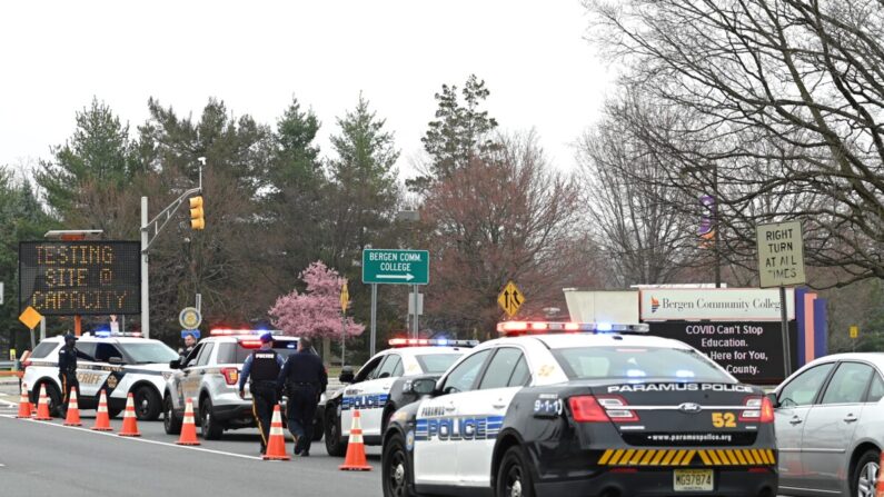 Agentes de policía en Nueva Jersey el 20 de marzo de 2020. (Mike Coppola/Getty Images)