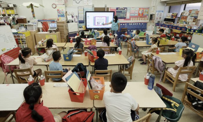 Una clase en la escuela pública Yung Wing, en la ciudad de Nueva York, el 22 de julio de 2021. (Michael Loccisano/Getty Images)