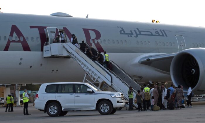 Pasajeros suben a un avión de Qatar Airways en el aeropuerto de Kabul, Afganistán, el 9 de septiembre de 2021. (Wakil Kohsar/AFP vía Getty Images)

