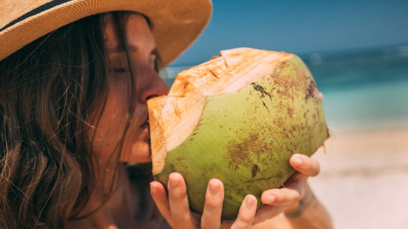 Una de las mejores bebidas para reemplazar los electrolitos es el agua de coco, que contiene cinco de los seis minerales. (Foto de Mikhail Nilov en Pexels)