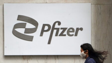 Pfizer inicia nuevo ensayo de fármaco oral para prevenir COVID-19