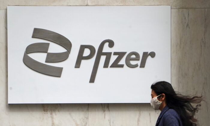 Una persona pasa por delante de un logotipo de Pfizer en el barrio de Manhattan, Nueva York, el 1 de abril de 2021. (Carlo Allegri/Reuters)