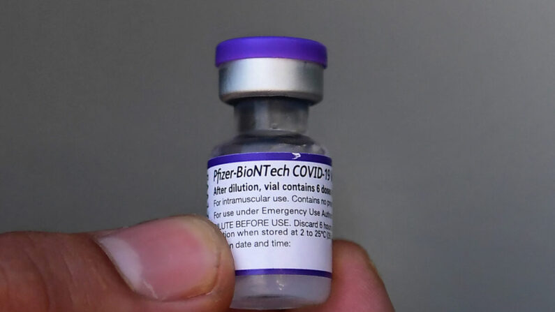 Un frasco de 5 dosis de la vacuna anti-COVID de Pfizer se muestra en Los Ángeles, California, el 21 de septiembre de 2021. (Frederic J. Brown/AFP a través de Getty Images)