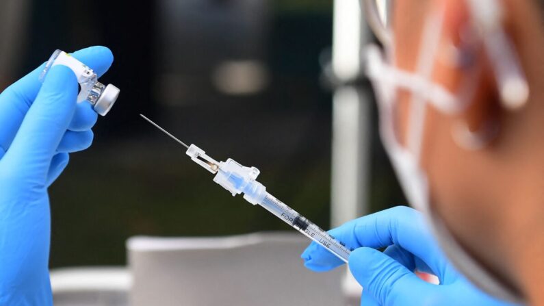La vacuna Pfizer COVID-19 está siendo preparada para su administración en una clínica de vacunación en Los Ángeles, California, el 22 de septiembre de 2021. (Frederic J. Brown/AFP a través de Getty Images)