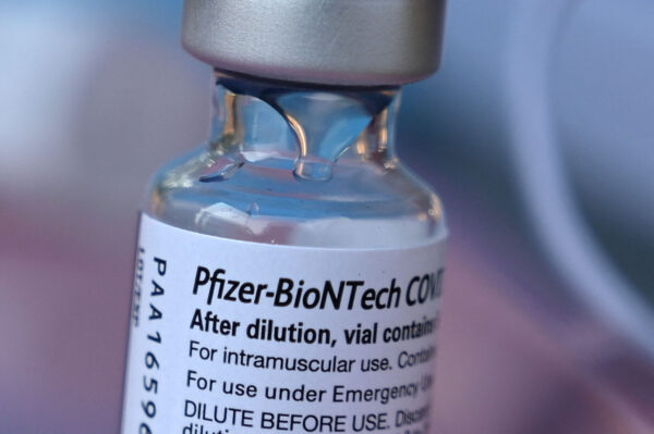 Un vial de la vacuna anti-COVID de Pfizer-BioNTech, en Los Ángeles, California, el 23 de agosto de 2021. (Robyn Beck/AFP a través de Getty Images)