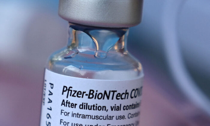 Un vial de la vacuna contra la COVID-19 de Pfizer-BioNTech en Los Ángeles (California) el 23 de agosto de 2021. (Robyn Beck/AFP vía Getty Images)