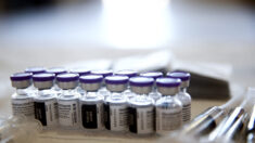 Médicos se arriesgan a perder su licencia por «desinformación» sobre vacuna COVID-19