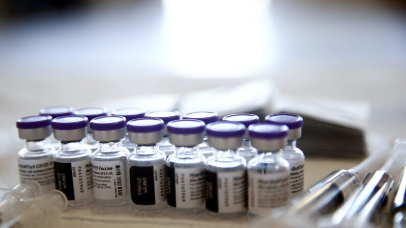 Viales que contienen dosis de la vacuna COVID-19 de Pfizer se ven en una clínica de Los Ángeles, California, el 9 de abril de 2021. (Mario Tama/Getty Images)