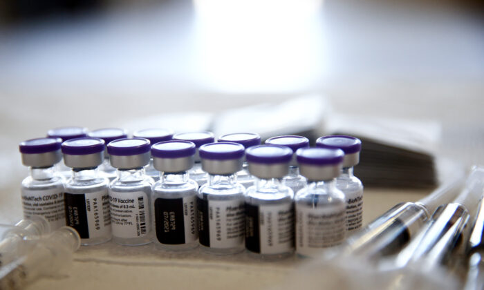 Viales que contienen dosis de la vacuna COVID-19 de Pfizer en una clínica en Los Ángeles, California, el 9 de abril de 2021. (Mario Tama/Getty Images)