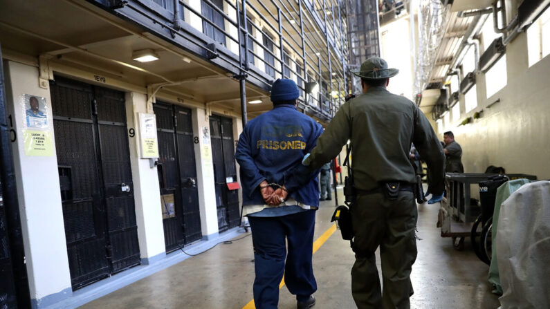 Un guardia de la prisión escolta a un recluso en la prisión estatal de San Quentin, California, el 15 de agosto de 2016. (Justin Sullivan/Getty Images) 