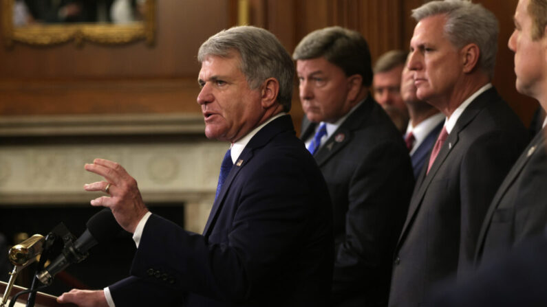 El representante Michael McCaul (R-Texas) (i) habla durante una conferencia de prensa en la Sala Rayburn del Capitolio de Estados Unidos el 31 de agosto de 2021. (Alex Wong/Getty Images)