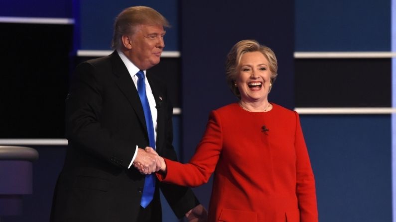 La candidata demócrata Hillary Clinton (Der.) estrecha la mano del candidato republicano Donald Trump después del primer debate presidencial en la Universidad de Hofstra en Hempstead, Nueva York, el 26 de septiembre de 2016. (TIMOTHY A. CLARY/AFP vía Getty Images)