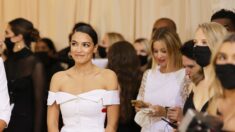 Ocasio-Cortez enfrenta denuncia por ética tras aceptar entrada para la Met Gala