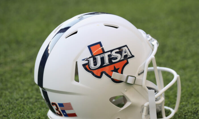 Un casco de fútbol americano de la UTSA Roadrunners en el campo del McLane Stadium el 9 de septiembre de 2017 en Waco, Texas. (Ronald Martinez/Getty Images)