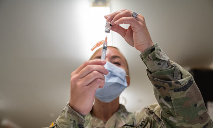 Una soldado llena una jeringa con la vacuna contra la COVID-19 de Janssen en Fort Knox (Kentucky) el 9 de septiembre de 2021. (Jon Cherry/Getty Images)