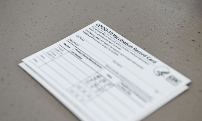 Una tarjeta de registro de la vacuna contra la COVID-19 en un centro de vacunación en Miami Gardens (Florida) el 14 de abril de 2021. (Chandan Khanna/AFP vía Getty Images)