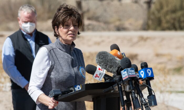 La representante Yvette Herrell (R-N.M.) en una conferencia de prensa durante la visita de una delegación fronteriza del Congreso a El Paso, Texas, el 15 de marzo de 2021. (Justin Hamel/AFP a través de Getty Images)