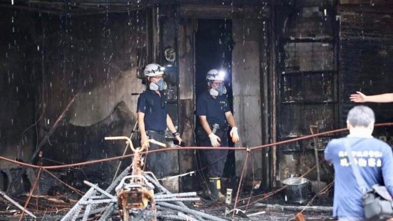 Una foto proporcionada por la Oficina de Información de los gobiernos de la ciudad de Kaohsiung muestra un edificio comercial y residencial después de un incendio en la ciudad de Kaohsiung, sur de Taiwán, 14 de octubre de 2021. EFE/EPA/Gobierno de la ciudad de Kaohsiung