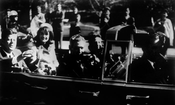 El presidente de Estados Unidos, John F. Kennedy y su esposa Jacqueline, poco antes de su asesinato en Dallas, Texas, el 22 de noviembre de 1962. (AFP/Getty Images)