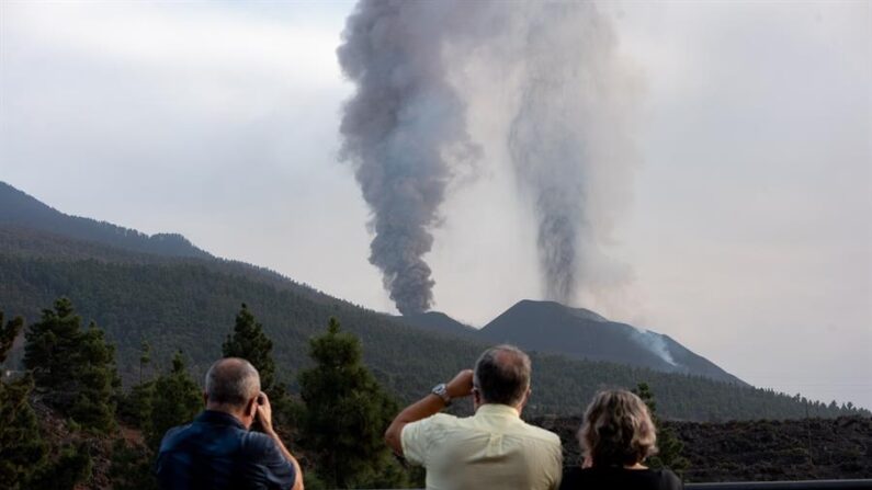 El volcán de Cumbre Vieja en la isla española de La Palma continua expulsando grandes cantidades de cenizas. EFE/Miguel Calero/Archivo