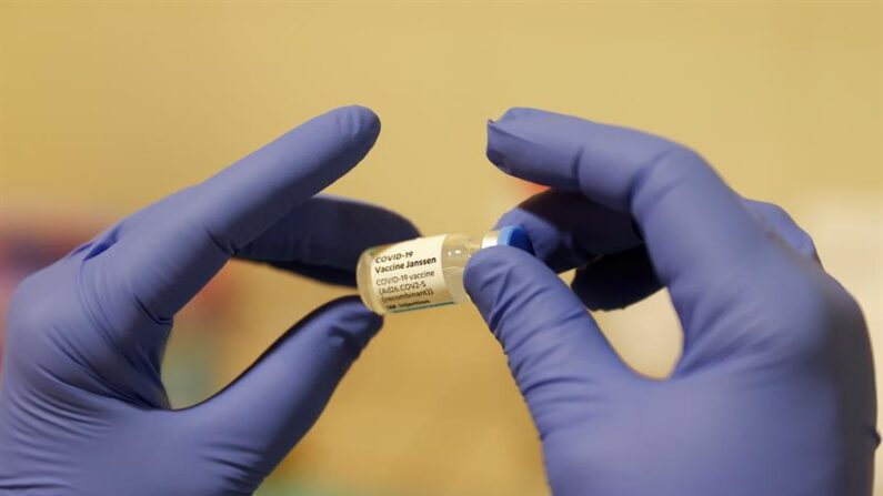 Una profesional sanitaria prepara una dosis de la vacuna Jansen, en una fotografía de archivo. EFE/Toni Albir