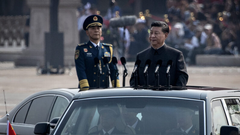 El presidente chino Xi Jinping pasa en un auto después de inspeccionar a las tropas durante un desfile para celebrar el 70º aniversario de la fundación de la República Popular China en 1949, en la Plaza de Tiananmen en Beijing el 1 de octubre de 2019. (Kevin Frayer/Getty Images)