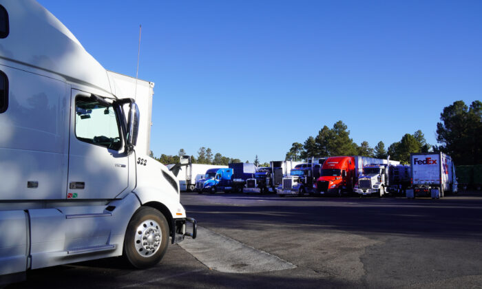 Los conductores de camiones de larga distancia se estacionan en la parada de camiones de Little America, en Flagstaff, Arizona, el 19 de octubre de 2021. (Allan Stein/The Epoch Times)