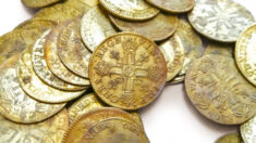 Descubren 239 monedas de oro del siglo XVIII en la pared de una mansión en remodelación en Francia