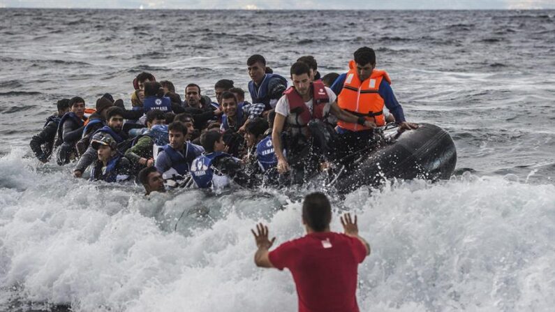 Fotografía de archivo que muestra a migrantes que fueron rescatados en una lancha. EFE/Filip Singer