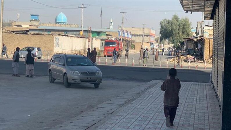 El grupo yihadista Estado Islámico (ISIS) reivindicó este viernes la autoría del atentado contra la minoría chií durante las oraciones del mismo día en una mezquita en la ciudad de Kandahar, en el sur de Afganistán, que causó al menos 40 muertos. EFE/EPA/Stringer