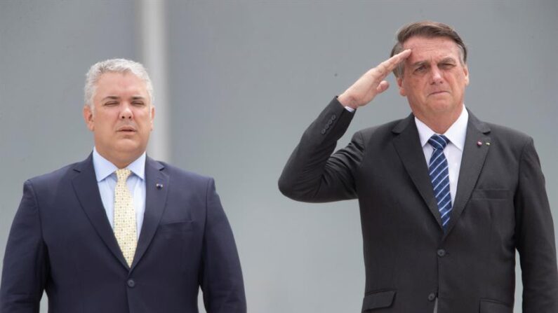 El presidente de Brasil, Jair Bolsonaro (d), recibe con honores militares a su homólogo de Colombia, Iván Duque, durante un acto de bienvenida en el Palacio de Planalto, hoy, en Brasilia (Brasil). EFE/ Joédson Alves
