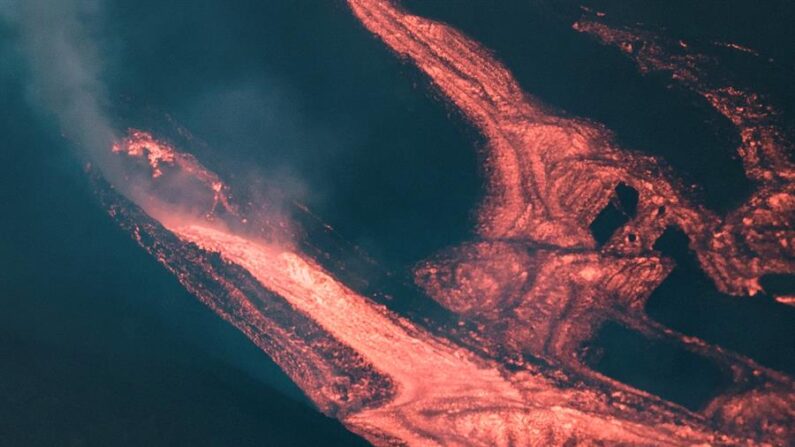 Imagen tomada el domingo 24 de octubre muestra momento en el que una nueva boca abre en la parte inferior del cono secundario del volcán de La Palma (España), de la que sale abundante lava. EFE/Ángel Medina G.