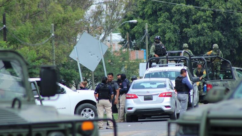 Fotografía de archivo de elementos del Ejército Mexicano y policías ministeriales durante un retén en el municipio de Celaya en el estado de Guanajuato (México). EFE/Str