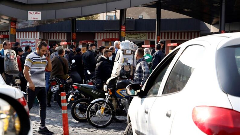 Un ataque cibernético paralizó este martes 26 de octubre de 2021 las gasolineras en Irán al inhabilitar el sistema digital de compra de combustible, lo que provocó largas colas en las estaciones de servicio del país. EFE/EPA/Abedin Taherkenareh