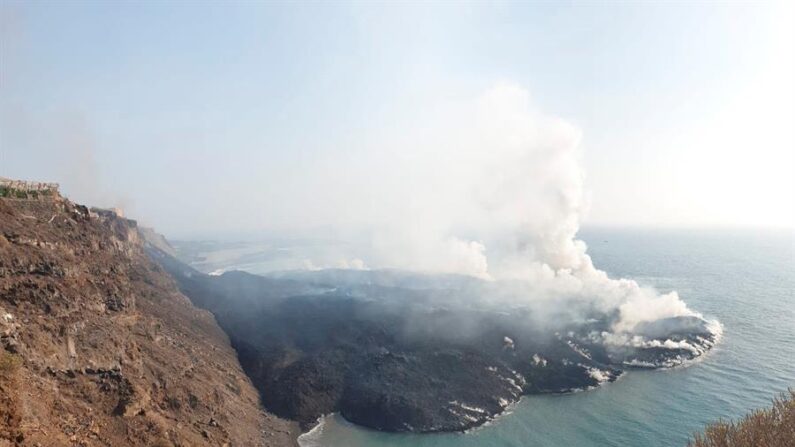 Imagen de la plataforma marina generada por los depósitos de lava del volcán en La Palma (España). EFE/ IGNspain