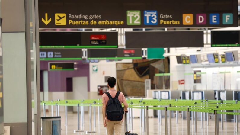 Un pasajero camina por el aeropuerto Adolfo Suárez Madrid Barajas (España), en una fotografía de archivo. EFE/Chema Moya