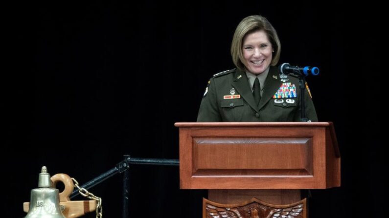 La general Laura J. Richardson habla durante el cambio de mando del Comando Sur (Southcom), en Doral, Florida (EE.UU.), este 29 de octubre de 2021. EFE/EPA/Cristobal Herrera-Ulashkevich